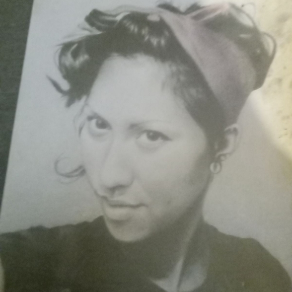 Meet your Posher, Kat - Picture 3 of 3